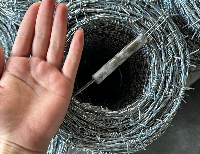 Construction Protection 3or 4inch Barb Distance Galvanized Barbed Wire