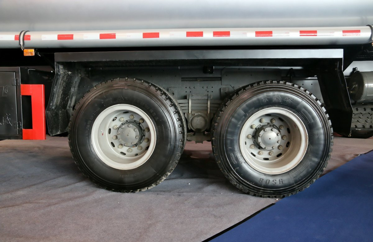 Heavy Oil Tanker Truck Sinotruck 20m3 Tanker Aluminum Alloy MAN Front Axle Flat Cab