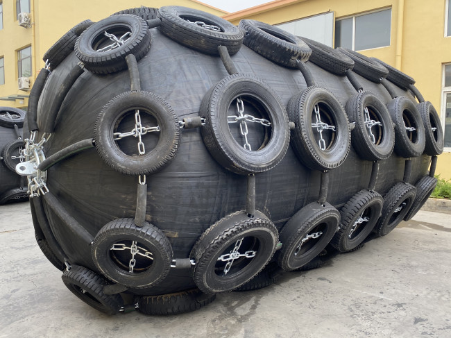 ISO17357 Pneumatic Marine Fenders Ship Transporting Rubber Inflatable Dock Fenders
