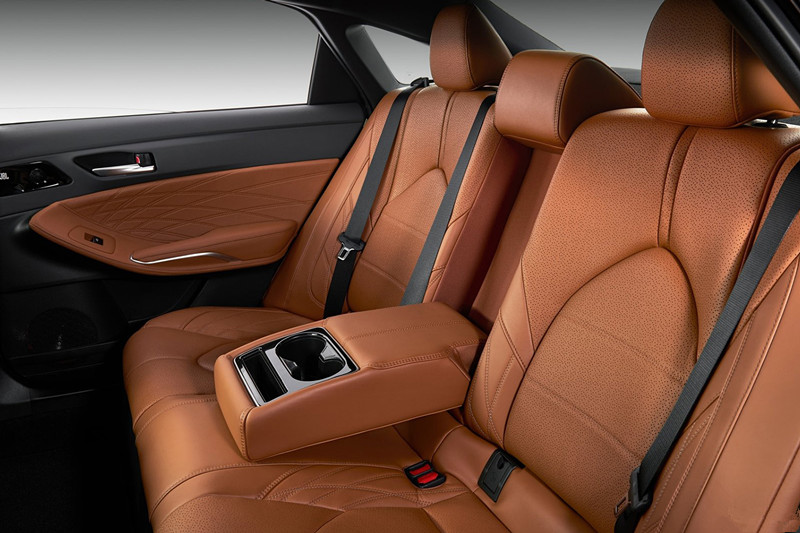 TO-YOTA Avalon 2.0L Petrol Cars with Big Space and Electric Steering System Made