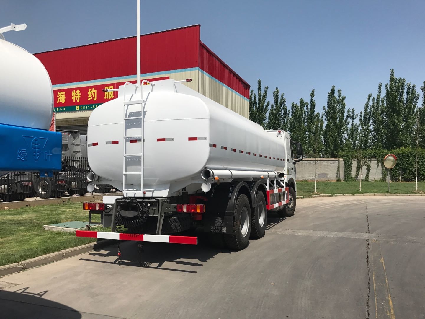 2 Axles Oil Fuel Tank Trailer Heavy Duty Semi Trailers Q345 Carbon Steel Material
