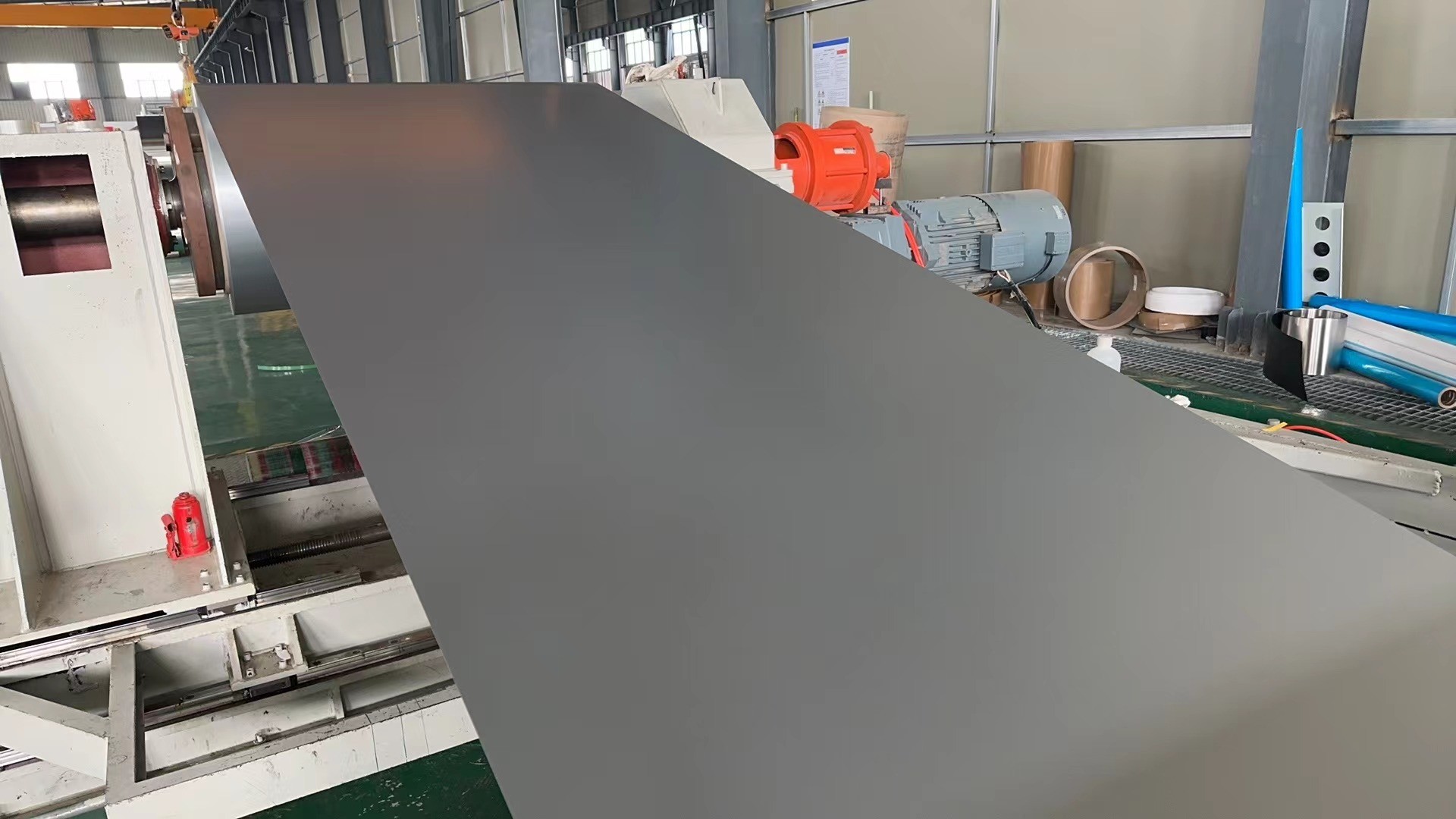 Colored aluminum coil and sheets for wine caps and cans material