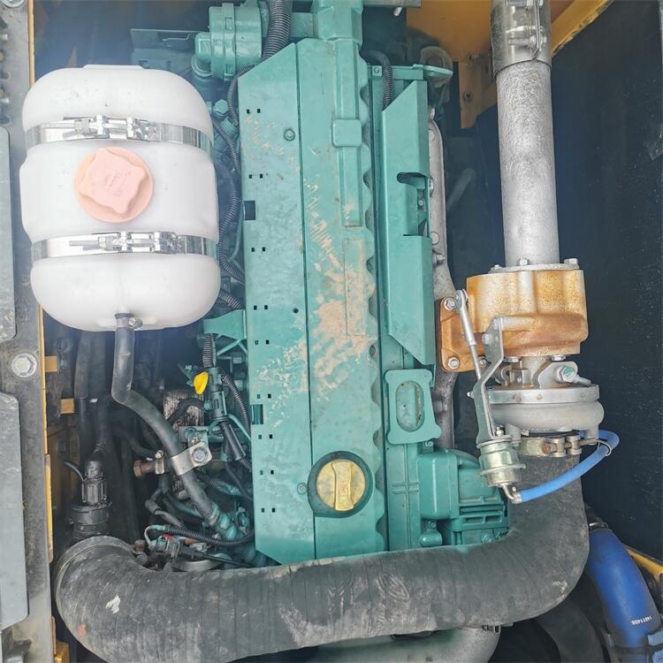 Shanghai Construction Site Must-Have Volvo EC200 DL Excavator with 2600 Working Hours