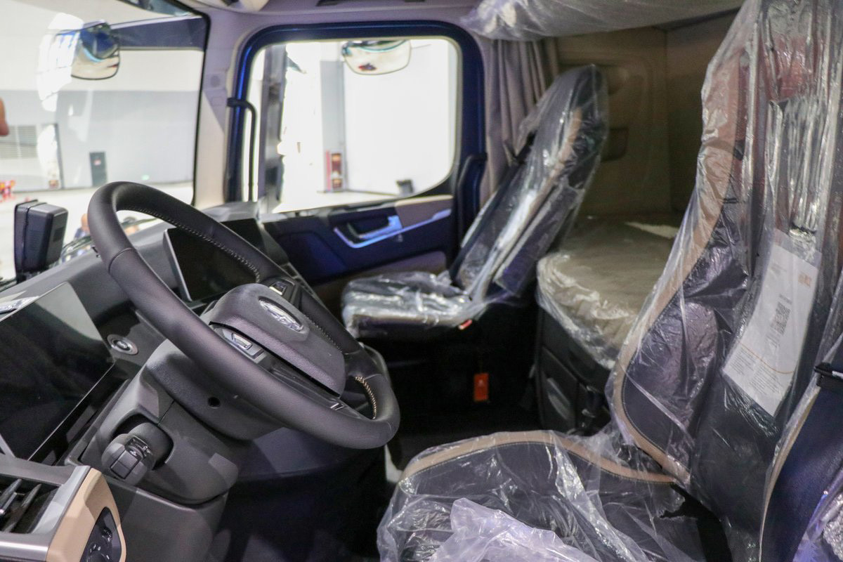 Shacman X6000 Tractor Truck Diesel 700 Hp 6X4 LNG AMT High Roof Single Row And Half Seats