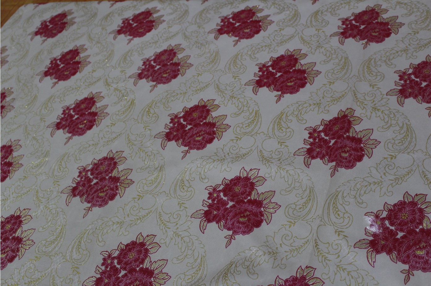210cm Wide 80gsm Knitted Polyester Tricot Fabric With Red Rose Pattern
