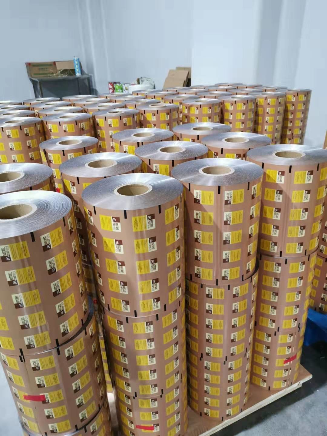 80mic PE Heat Seal Aluminum Foil Roll Film 0.08mm Thickness sauce packing