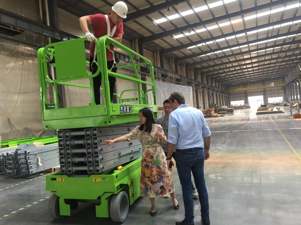6m Hydraulic Elevated Lift Platform 8.1M Max Drive Speed For Build Cleanning