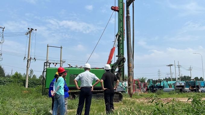 DN325 Feeding Pipe Vibration Frequency of 45-55 Hz India Vibroflot Construction's Dependable Performance