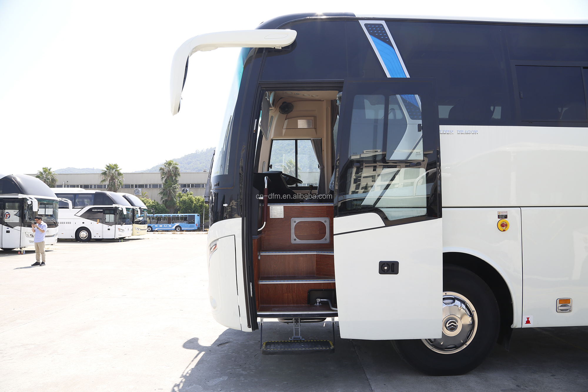 s Refurbished 57 Seats Coach Used Buses with 6 8L Engine Capacity and G.V.W of 15000kg
