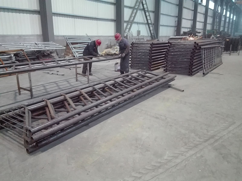 High Rigidity Cattle Feed Barriers Gates , Locking Yoke Feed Barriers