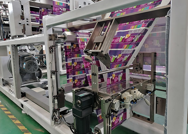 Automated Sanitary Pads Packaging Machine , High efficient , Making bag online , servo control