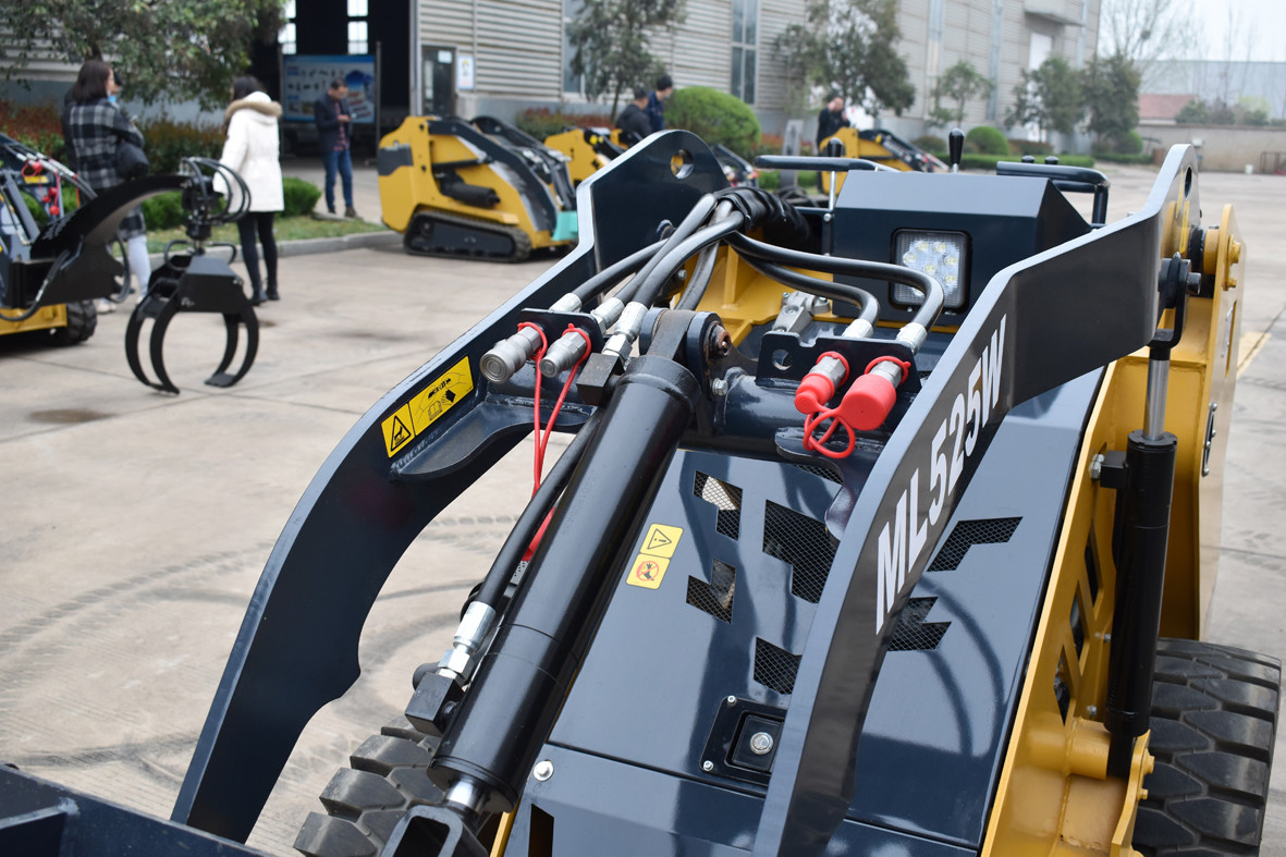 Narrow Compact Avant Mini Skid Steer Loader With 4 in 1 Bucket
