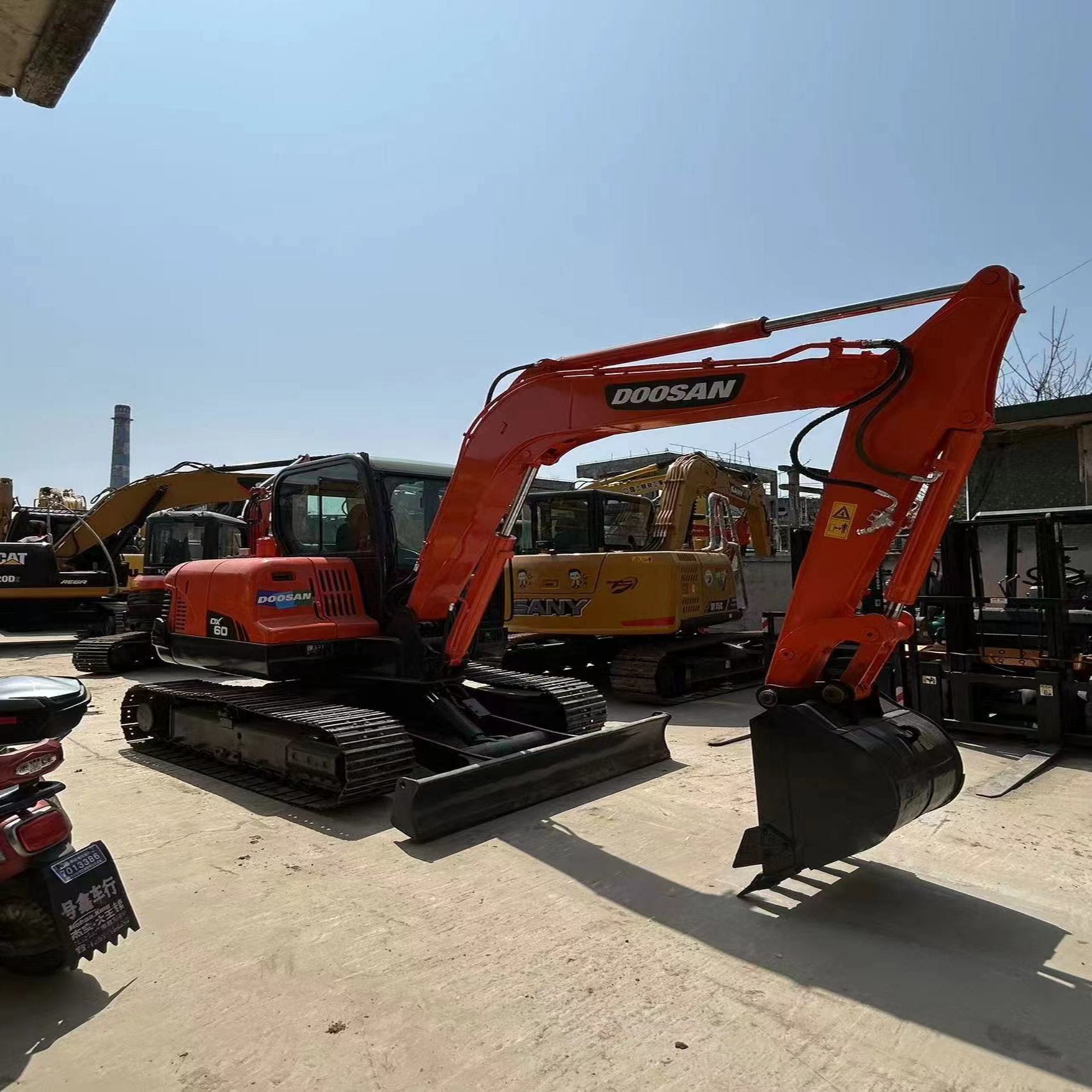Second-hand Doosan DX60 6-ton mini track excavator for small-scale works