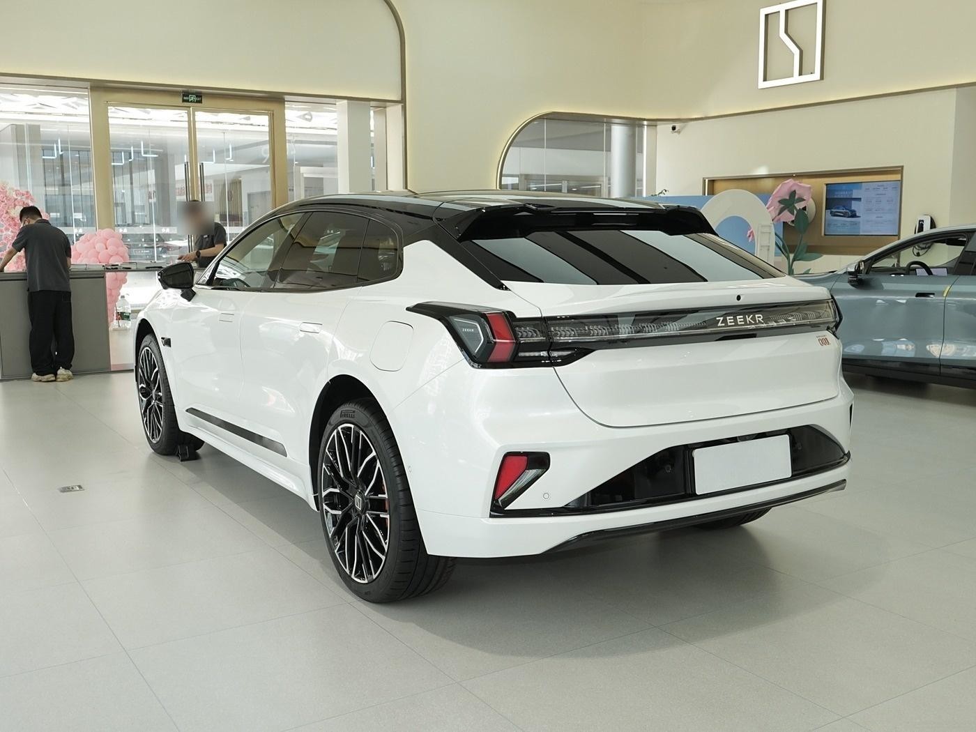 New Energy Vehicle Sedan Used 140kwh Ev Cars Zeekr 001 Electric Car