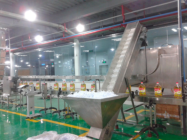 Auto Water Oil Wine Bottle Handle Applicator Inserting Machine 30-120pcs/min