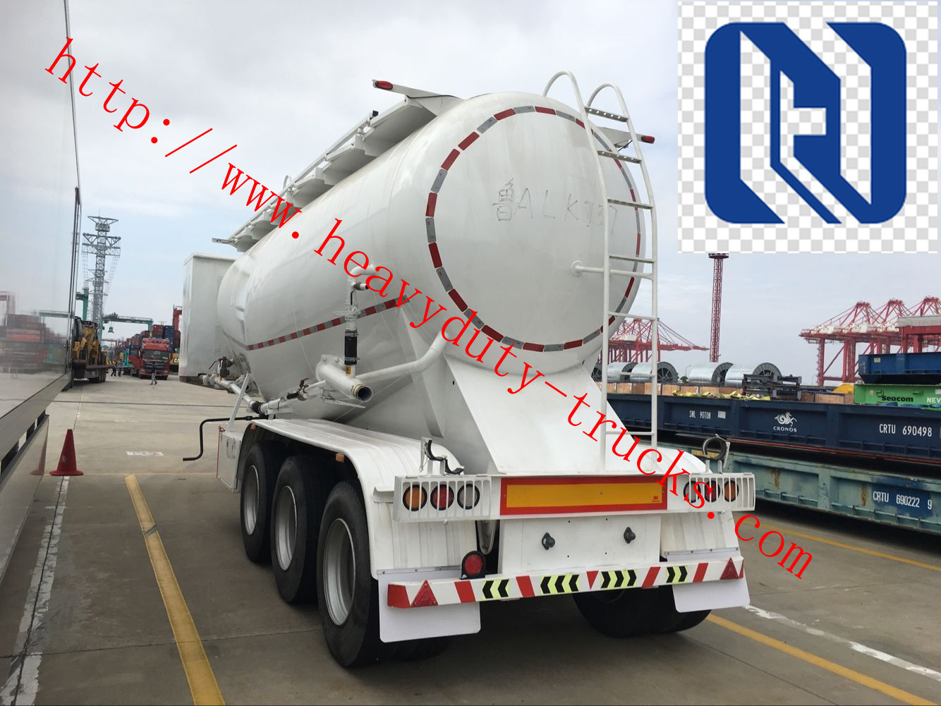 Sinotruk 40M3 3 Axles 2 Apartments Large Capacity Diesel Trailer Semi Truck / Fuel Tanker Truck