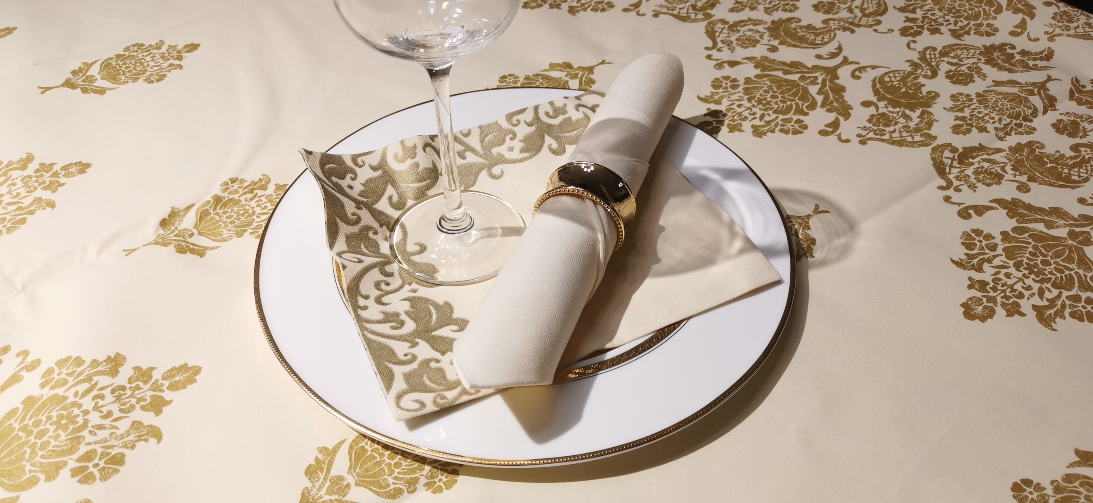high qlty disposable soft luxury water proof table cover for party and hotel banquet weeding