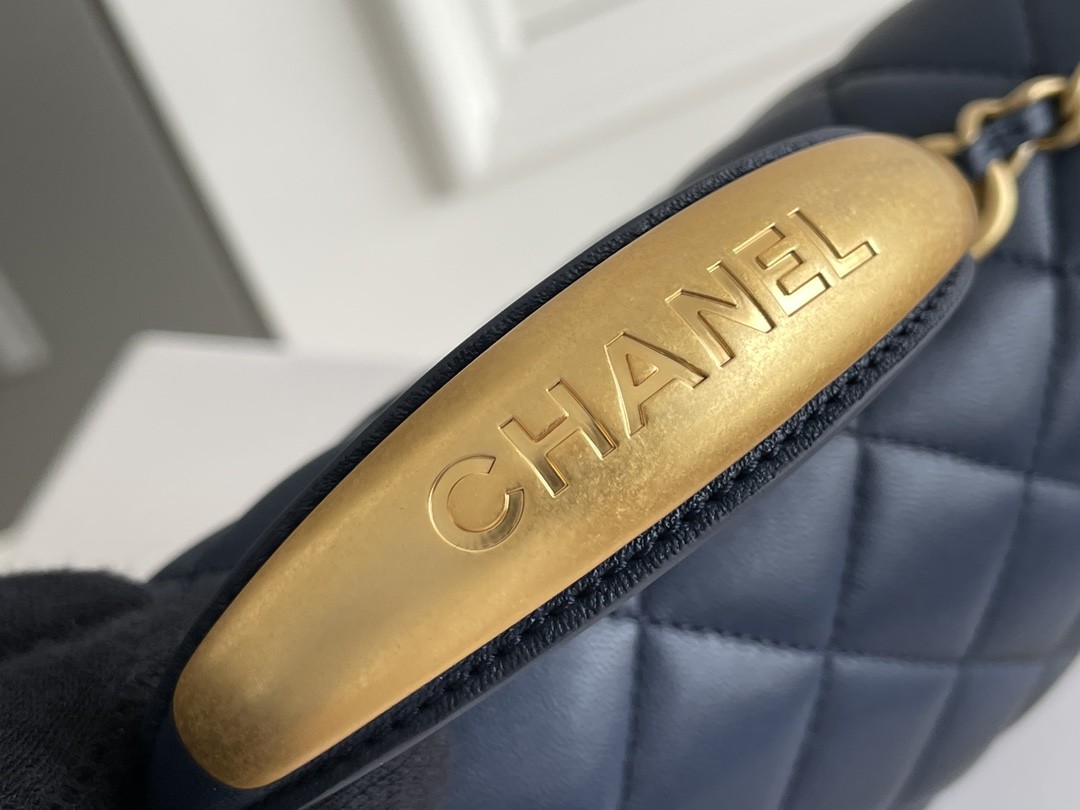 Small Chanel Branded Ladies Handbag Caviar Grained Calfskin & Gold Tone Metal