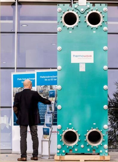 Heating and cooling thermowave plate heat exchanger