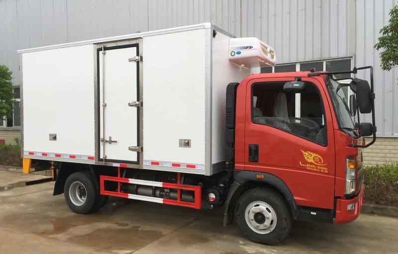 SINOTRUK HOWO LIGHT TRUCK 115HP 4*2 refrigerator truck 4.2M 13.9CBM