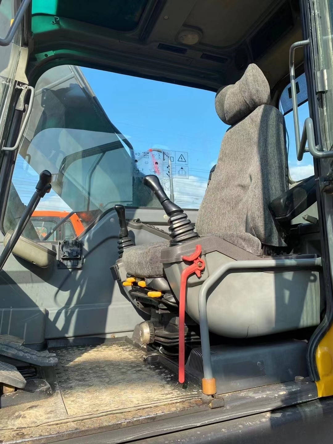 Second hand Volvo excavator EC240 tracked excavator from Shanghai, China