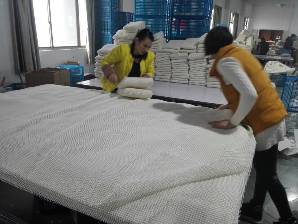 Hand Washable Anti Slip PVC Foam Mat For Carpet Underlay Anti Slip Pvc Mat Mesh Bags