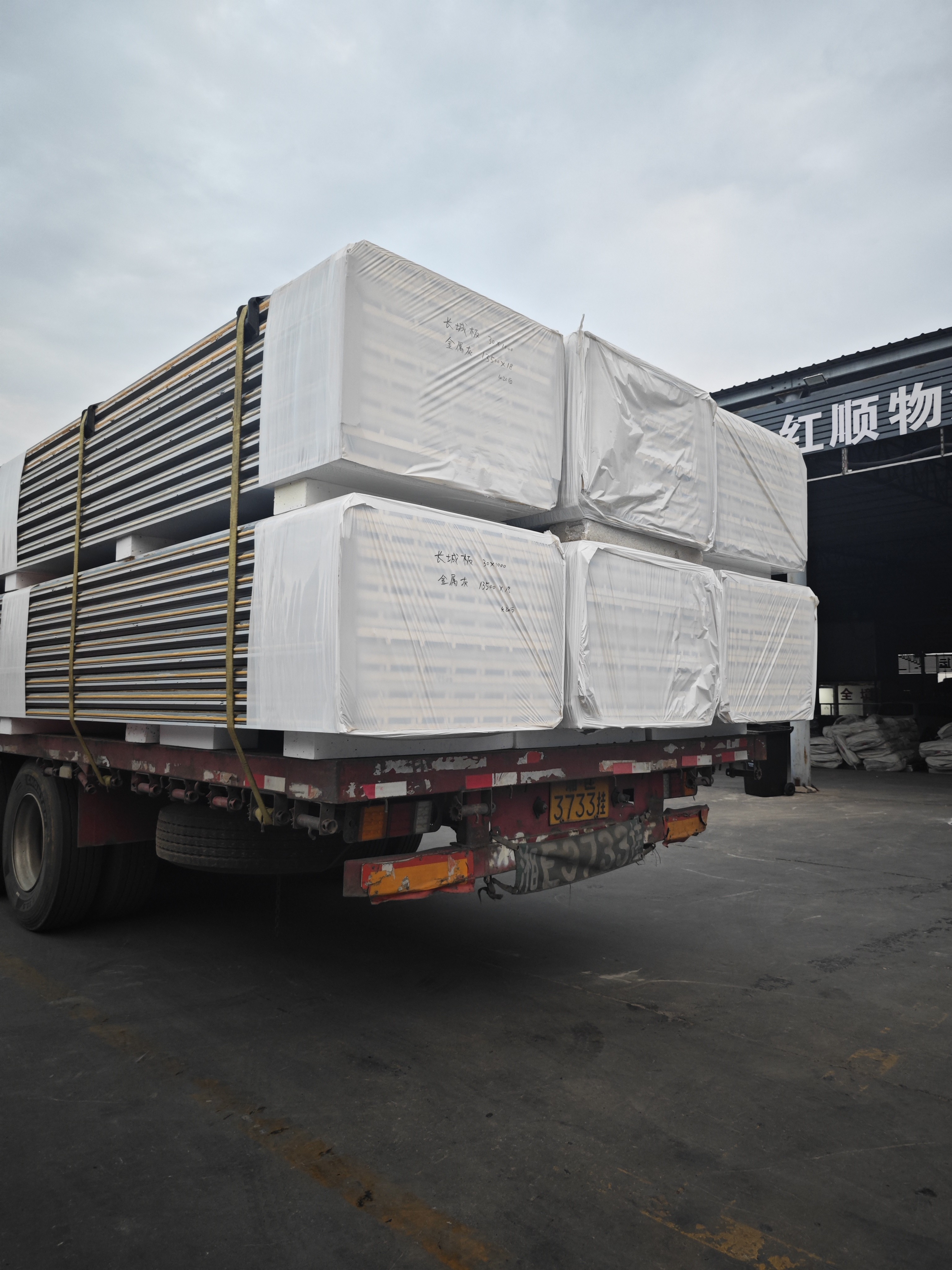 Durable polyurethane sandwich wall aluminum roofing panels are used for building roof insulation, waterproof and firepro