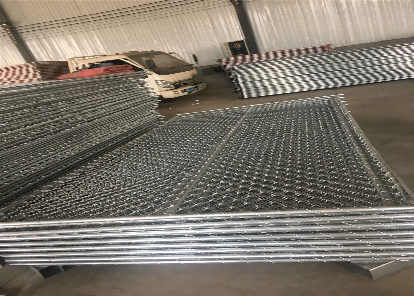 8'x10' constuction chain link mesh 2¼"x2¼"(57mmx57mm) diameter 11.5ga/2.75mm cross brace HDG 275 gram tubing 1¼"32mm