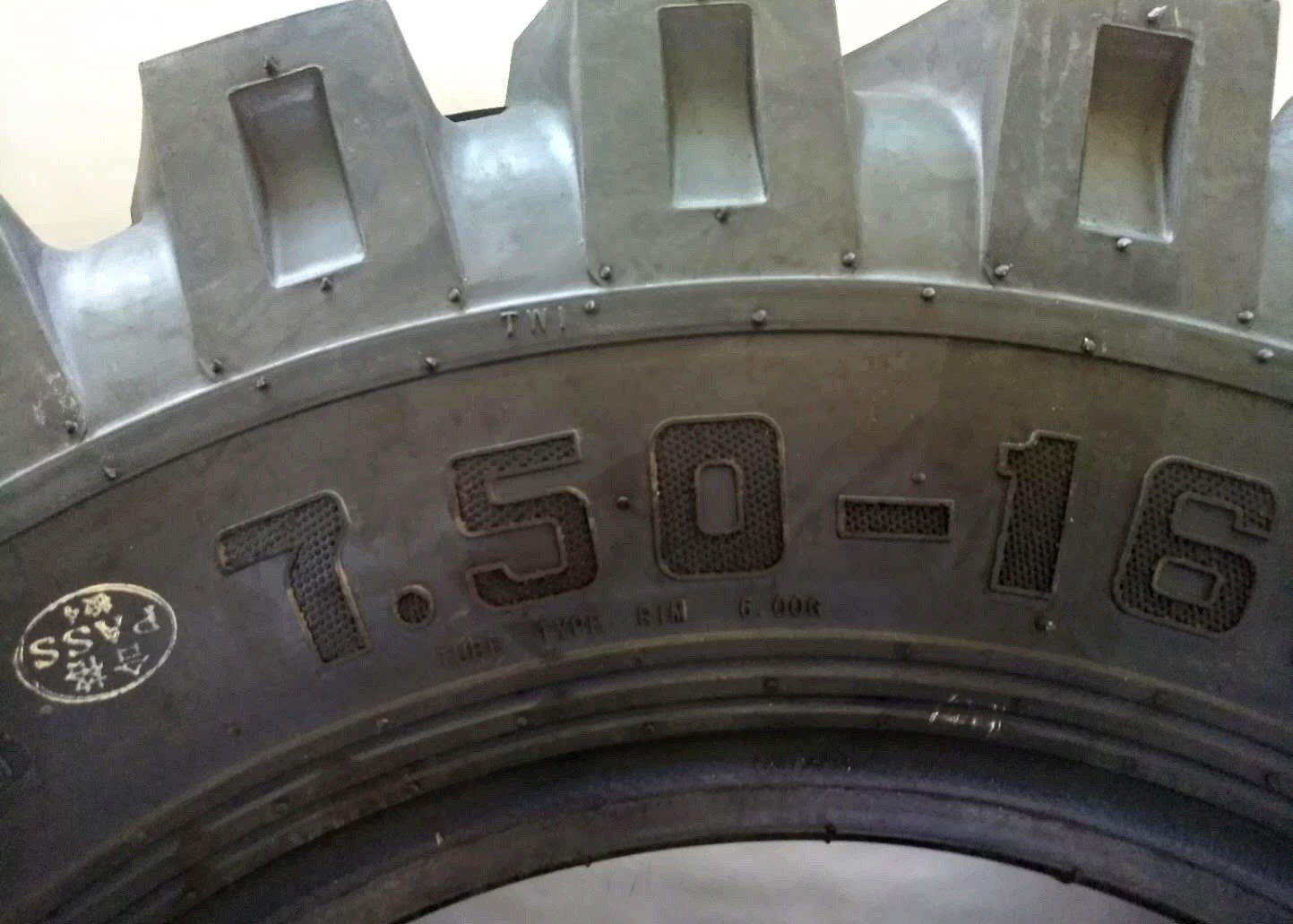 Nylon Carcass Farm Wagon Tires 7.50-16 Puncture Resistance In Tropical Mountain Area
