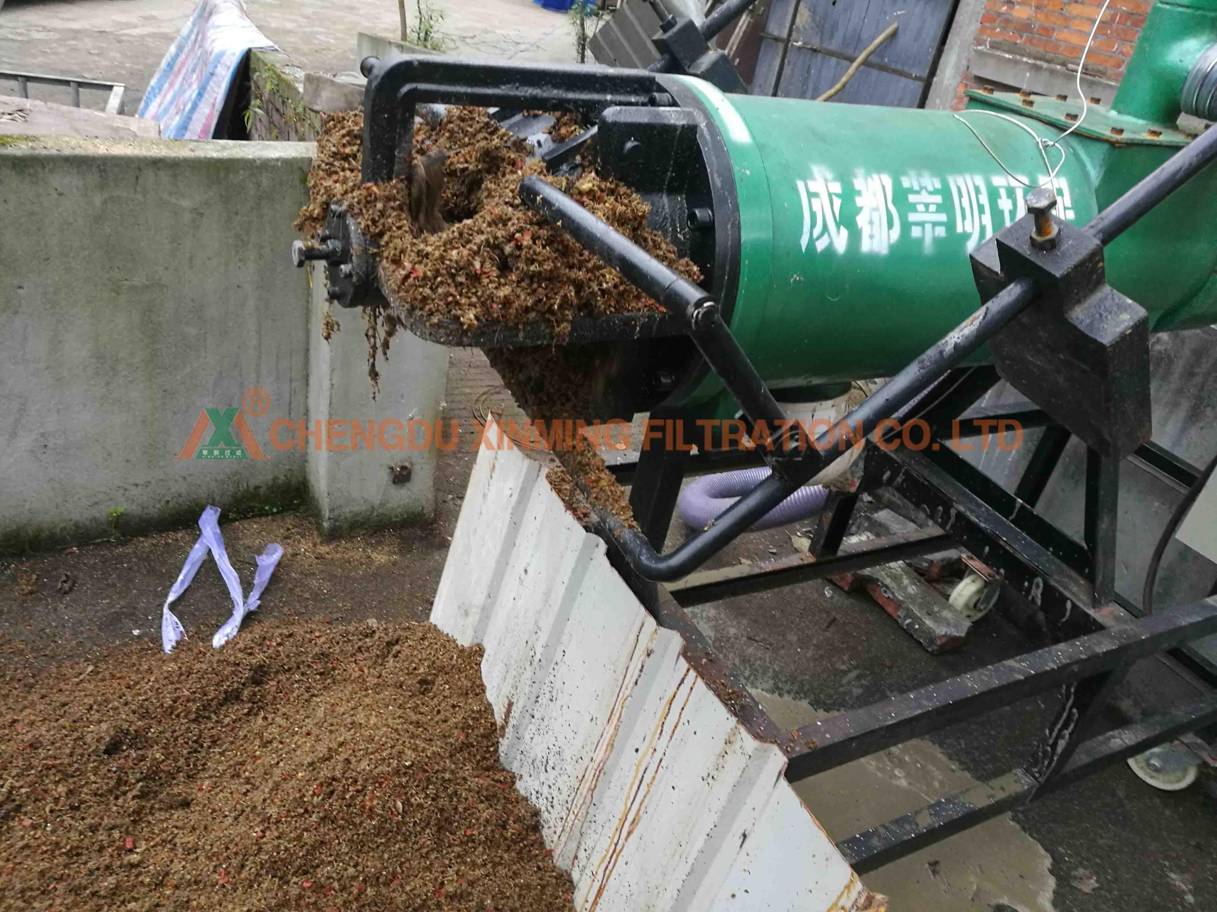 Blue Solid Liquid Separation Equipment For Cow Manure Sewage , 1 Year Warranty