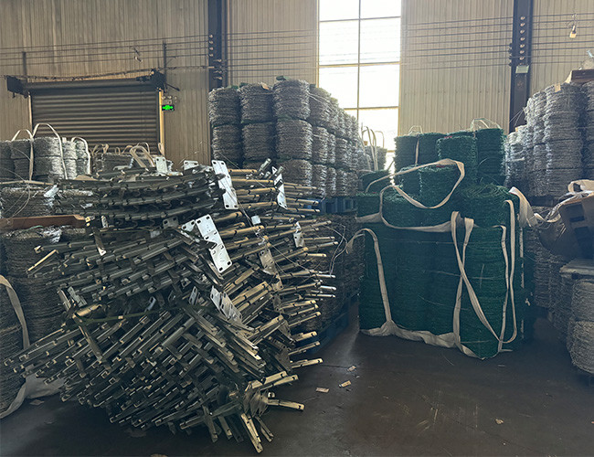 1.8mm 3or 4inch Barb Distance Hot Dipped Galvanized Steel Barbed Wire Coils