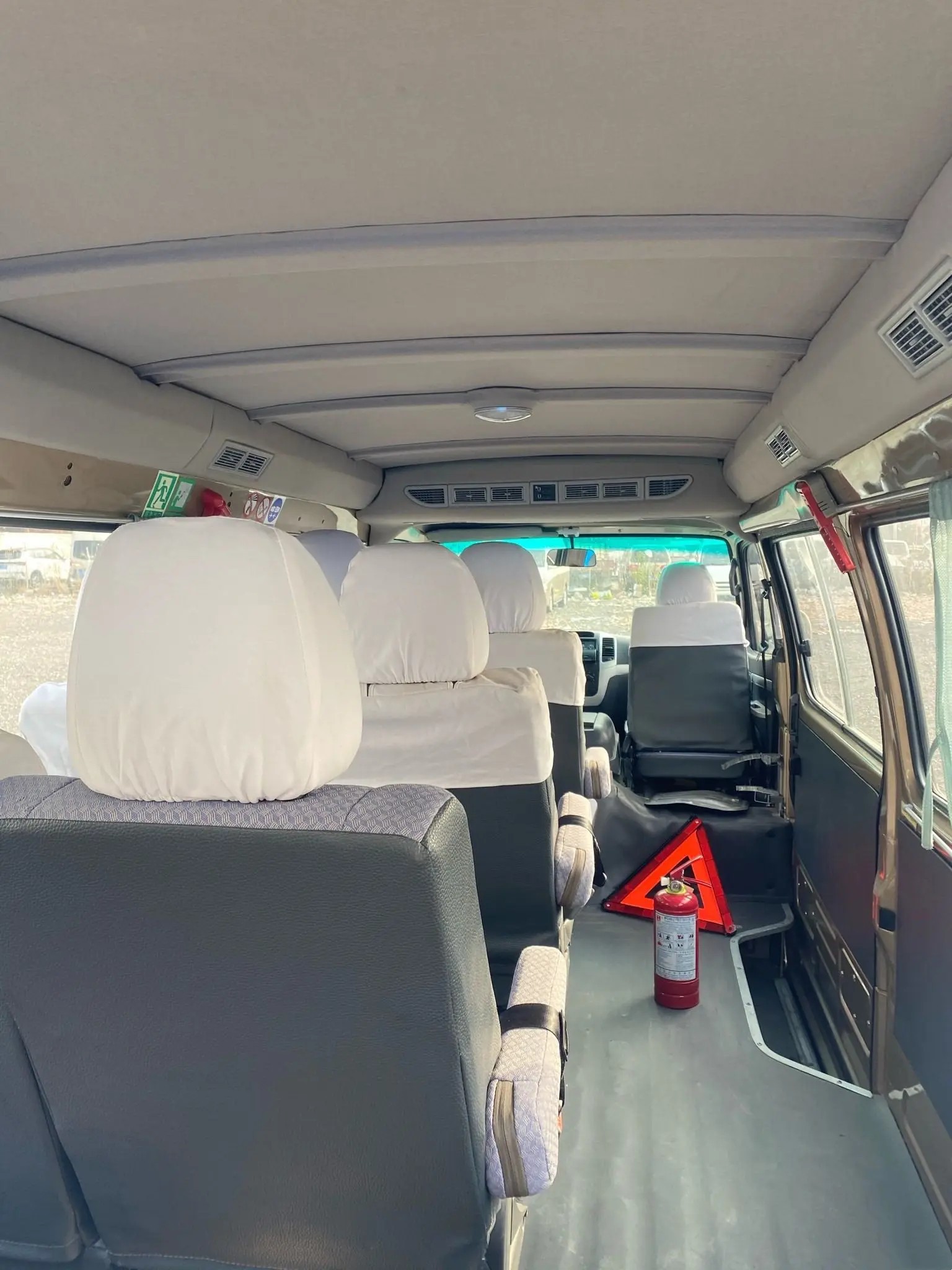 Cheap Second Hand Minibus Sliding Window External Swinging Door 11 Seats 2017 Year Golden Dragon XML6532