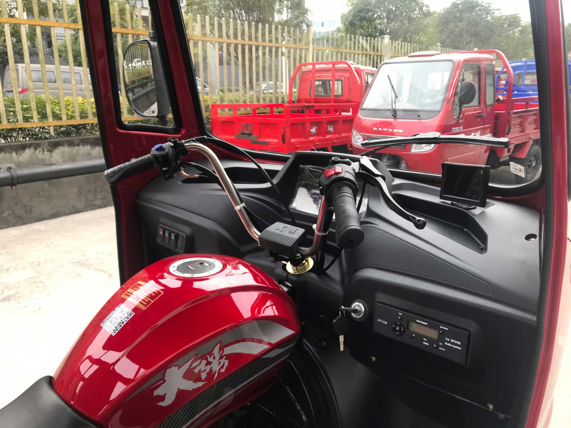 2021 Semi Cabin Motorized Cargo Tricycle 300cc with Integral Booster Drum Rear-Axle