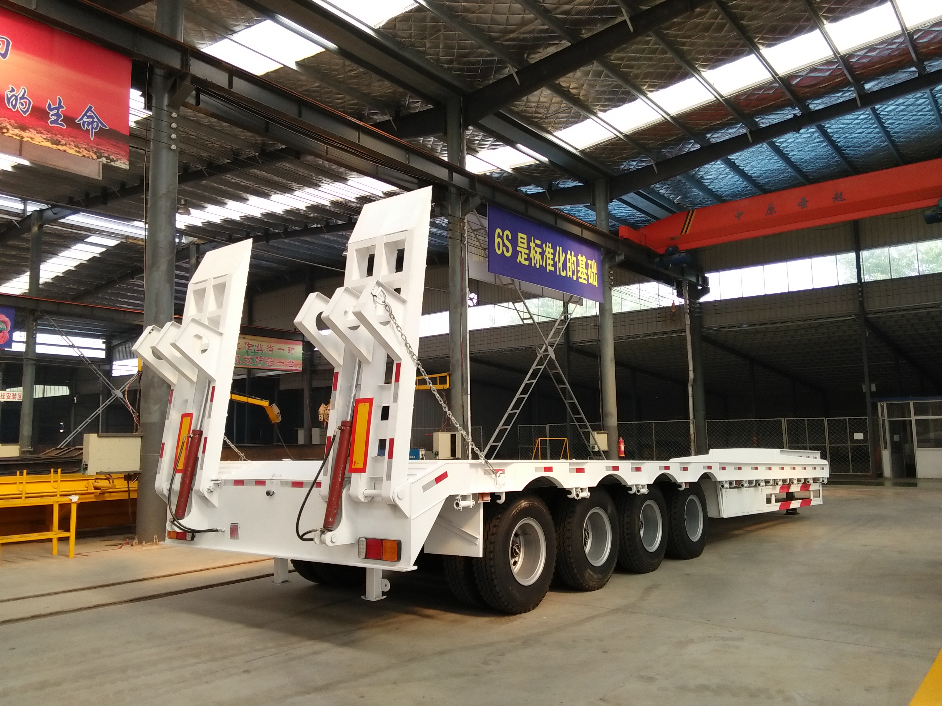Lowbed Semi-Trailer for Heavy Road Equipment 4 Axles 12.5m 40 Feet Tire 245/70r19.5
