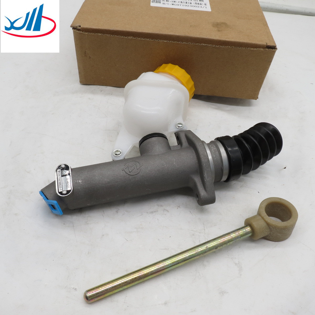 Sinotruck HOWO truck spare parts clutch master cylinder with oil tank WG9719230023