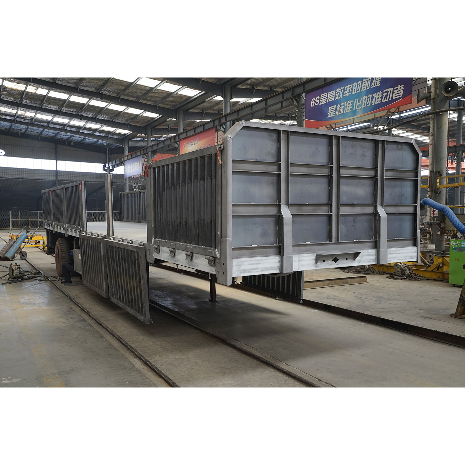 40 Ton 45 60 Cubic U Type Tandem Tipper Trailer with Tandem Hydraulic Lift and Design