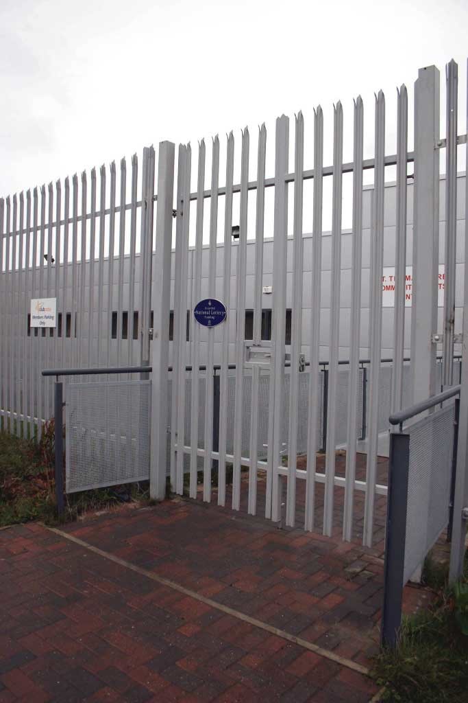 1.8m X 2.75m Galvanised Steel Palisade Fencing Imposing Appearance Round And Notched