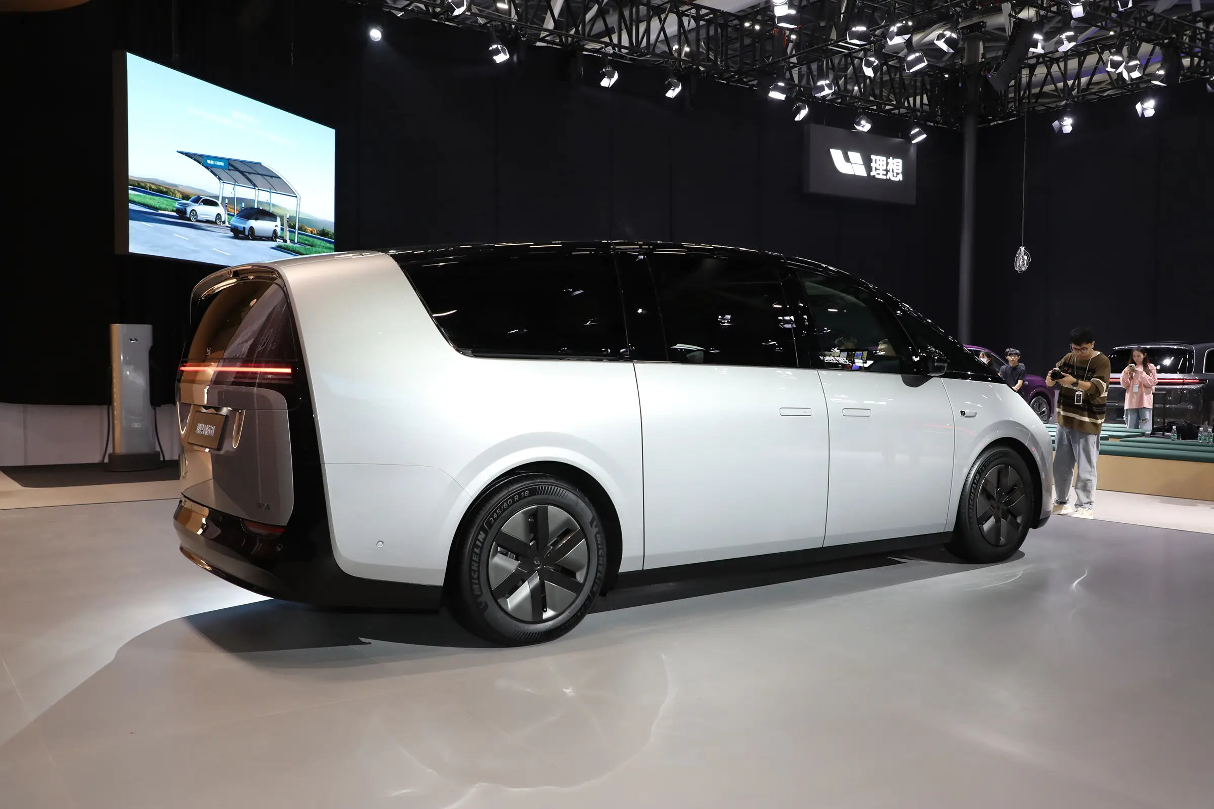 5 Door Electric 7 Seater MPV 700km Long Range MPV EV Car Lixiang Mega