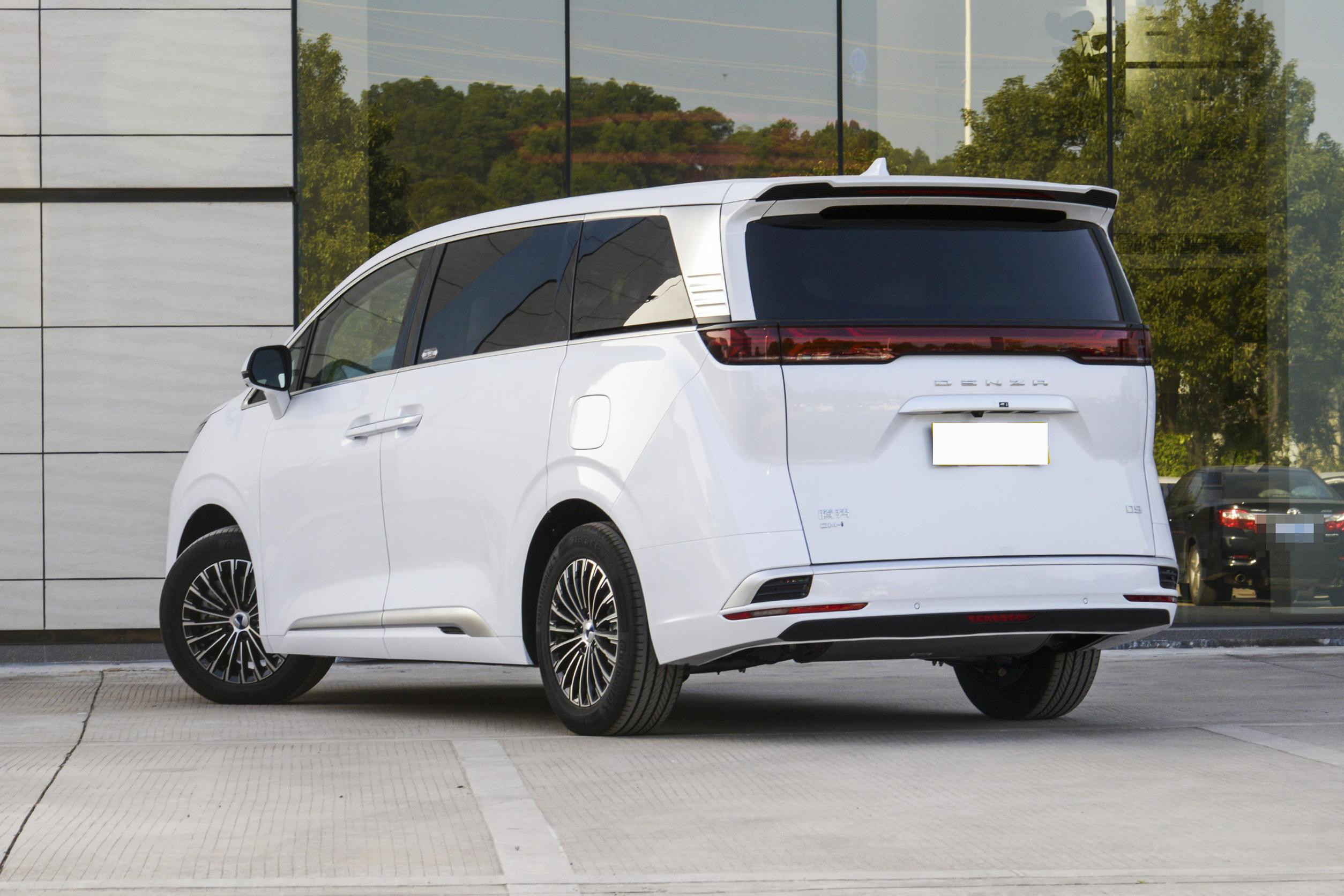All Wheel Drive Plug In Electric Hybrid Cars 180KM Passenger Large 7 Seater MPV