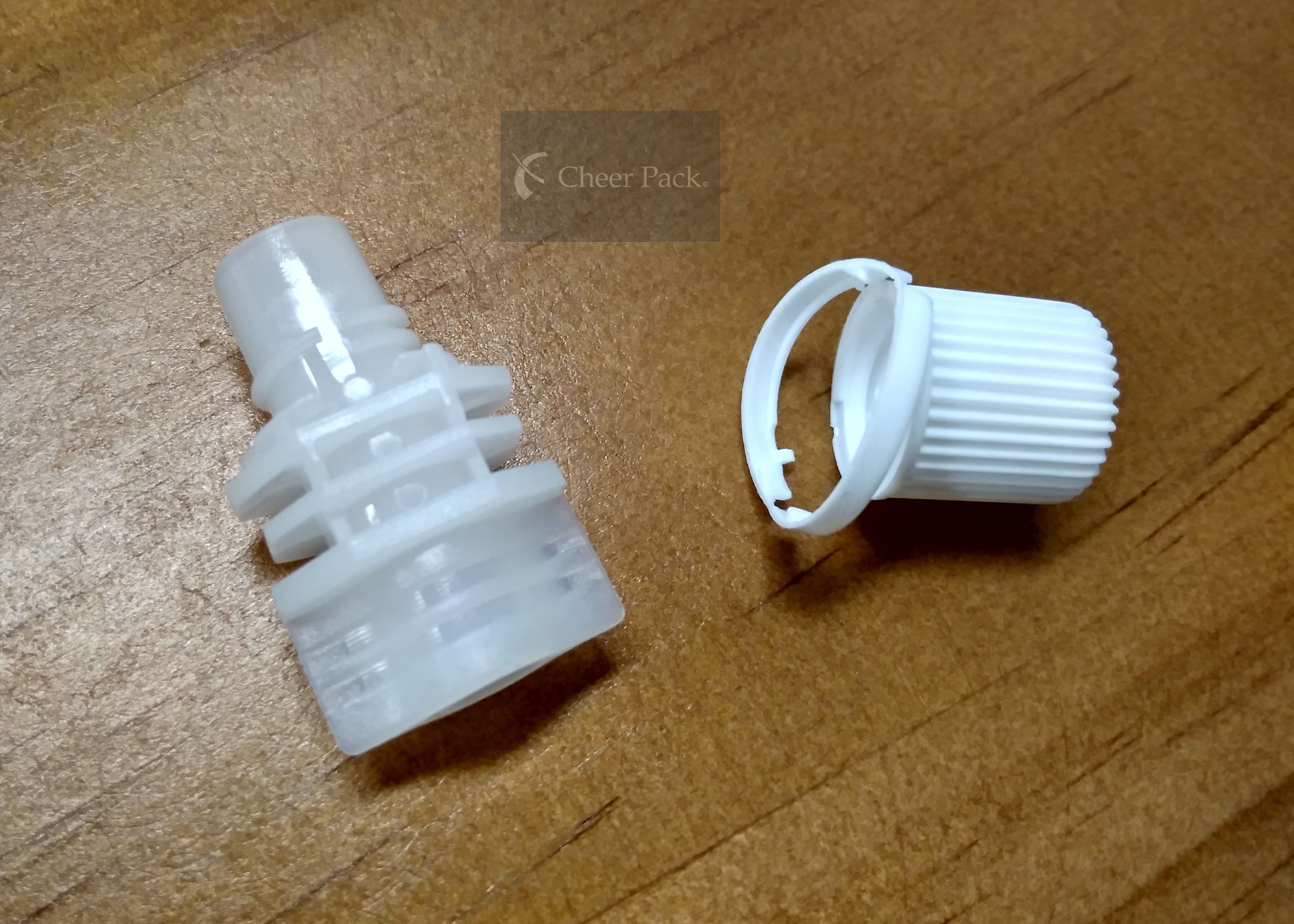 White Color PE Pour Spout Caps Screw Type Outer Diameter 10.5 Millimeter