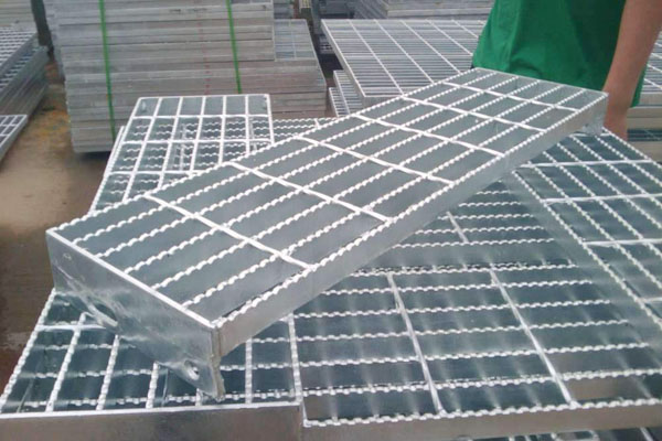 Anti skid steel grating plate