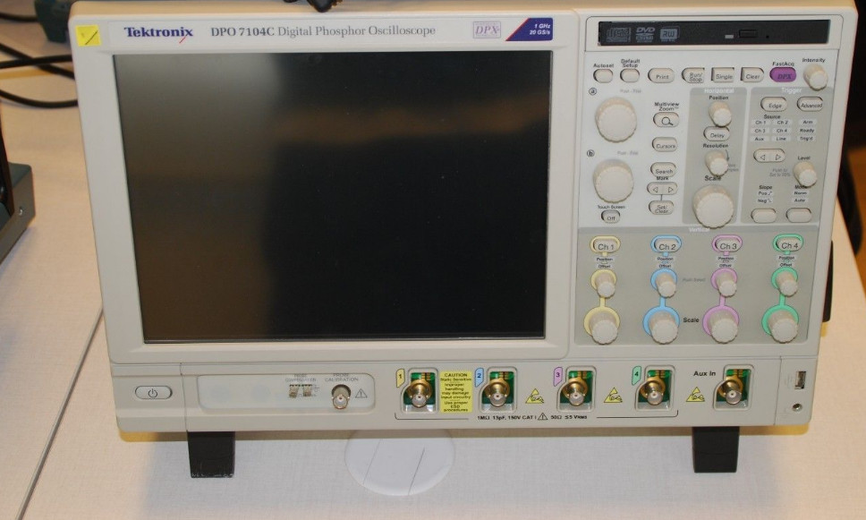 Tektronix DPO7104C Digital Phosphor Oscilloscope 1GHz 4 Ch 10 GS/S For Analyzing Signals