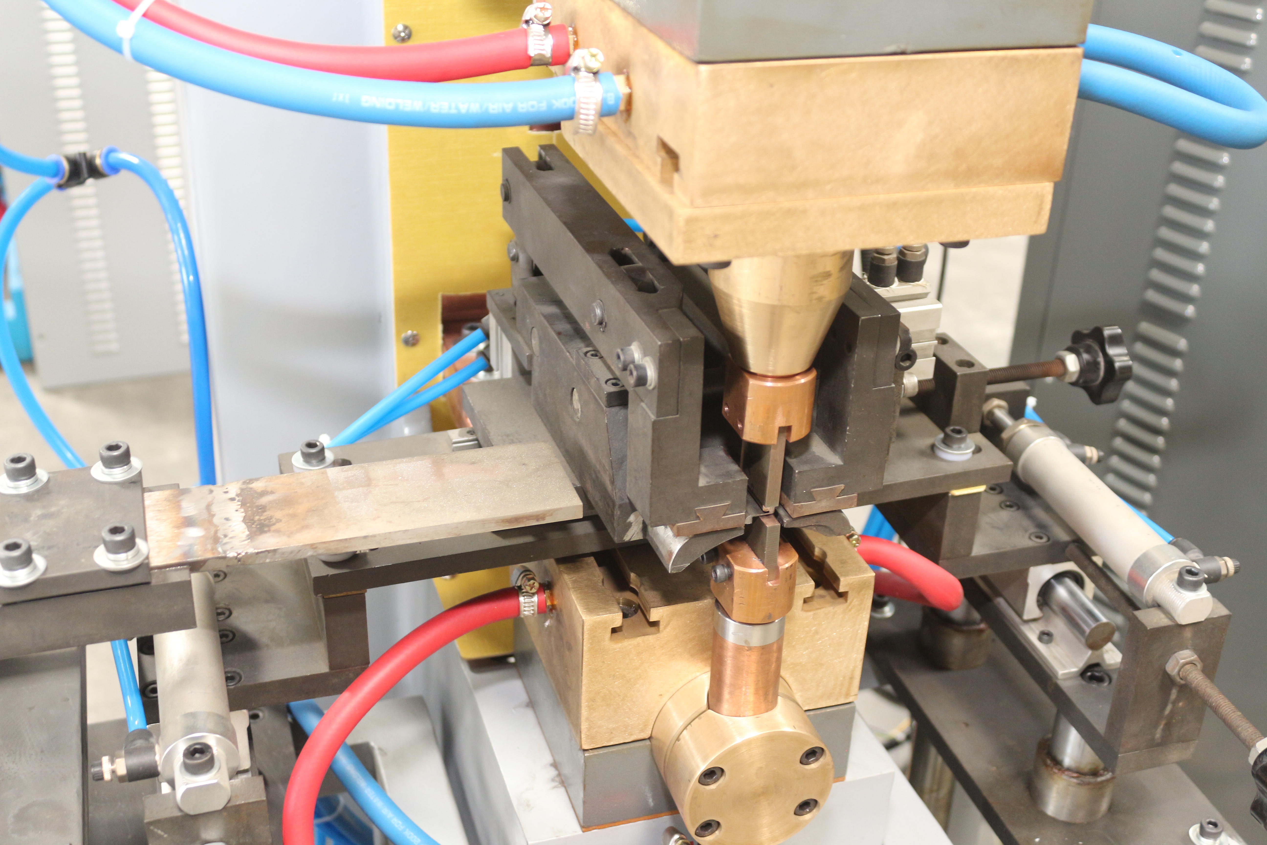 Automatic Glass Lid Steel Belt Strip Spot Welding Machine With CNC Overlap Device