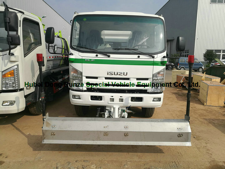 Multifunctional ISUZU Road Cleaning Truck , Vacuum Broom Sweeper Truck