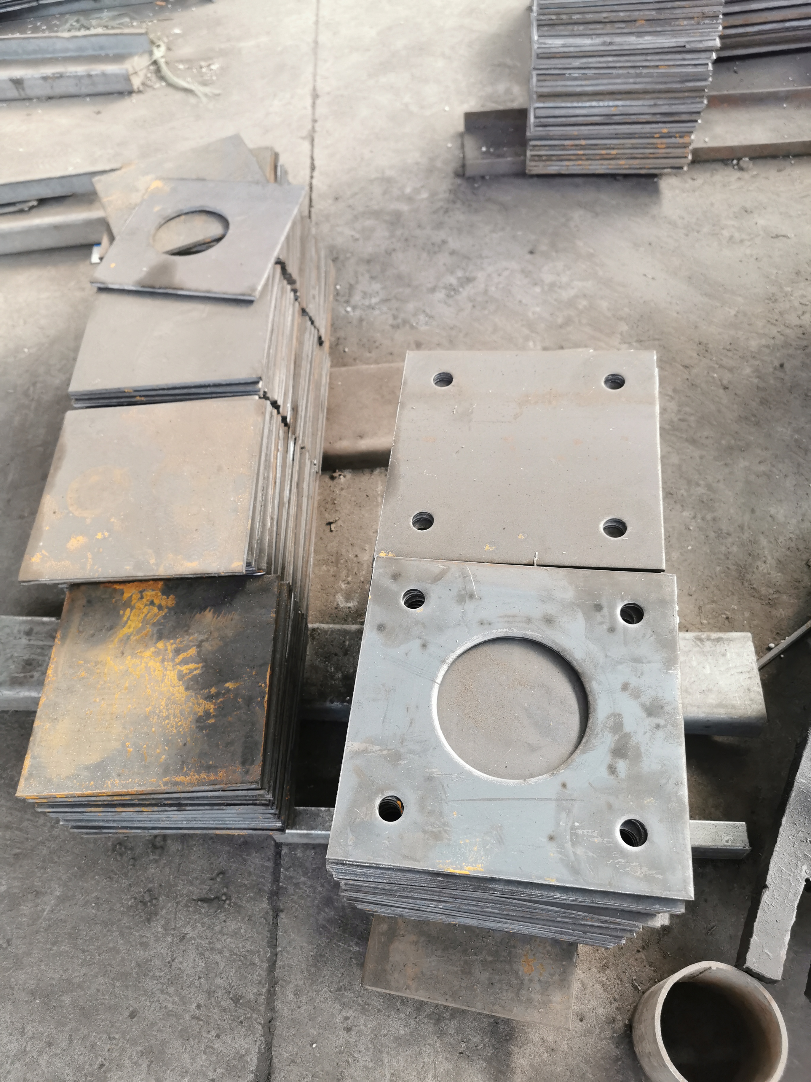 Customized Metal W Steel Beams Highway Guardrail Post for Roadway Safety Protection