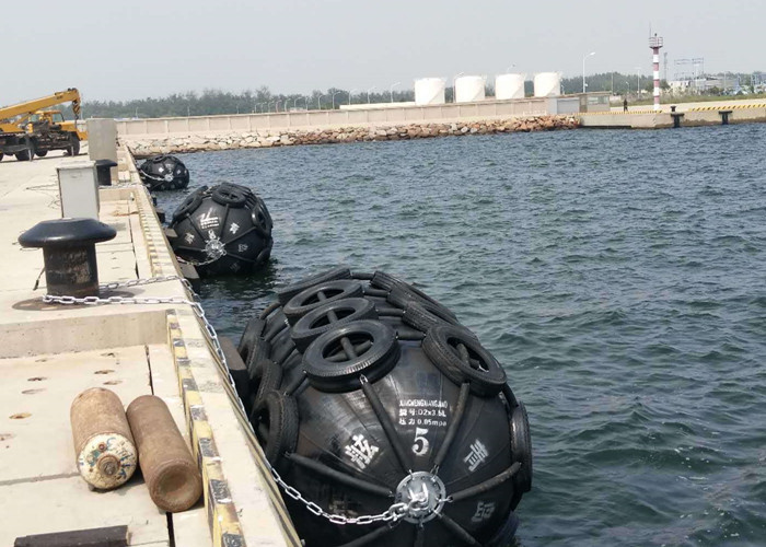 Marine Pneumatic Rubber Fender With Galvanized Chain And Tire