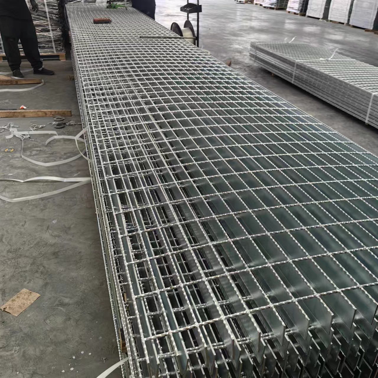 Serrated Steel Grating for Aircraft Collector Rings Exhaust Stacks and Carburetors