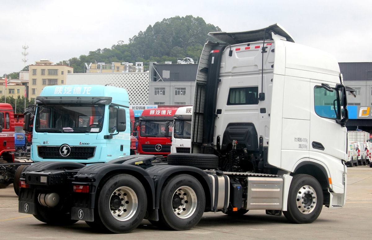 2024 Shacman Tractor Truck Drive Wheel 6x4 Perfect For Logistics Transportation Needs