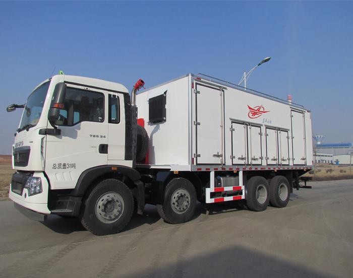 Multifunctional Mining Dump Truck 8X4 / Emulsion Explosive Vehicle