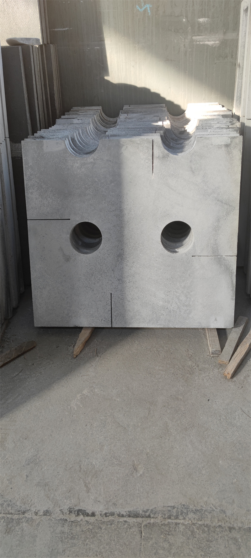 Customized Size Silicon Nitride Bonded Silicon Carbide Plate at Common Refractoriness